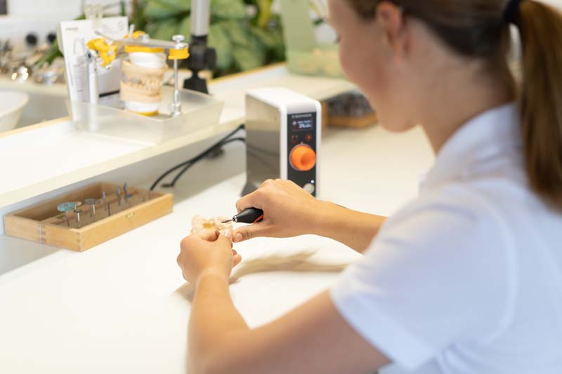 Schick Q3 am Arbeitsplatz im Dentallabor (KI-bearbeitet)